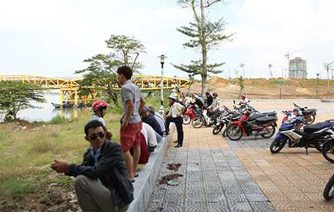 Vụ người Trung Quốc, bị bắn chết, Đà Nẵng, Dựng hiện trường, tìm khẩu súng, dưới sông Hàn