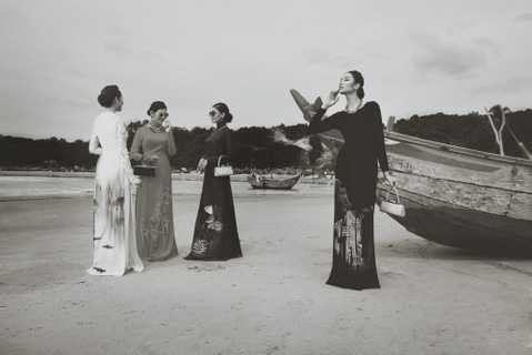 Tham gia trong bộ ảnh này là những mỹ nhân gắn bó từ lâu trong những bộ ảnh thời trang của NTK Đinh Văn Thơ. Nếu như Trương Thị May là đại diện chính thức của show diễn năm nay thì Hoàng Thùy, Vân Trang, Trúc Nguyễn, Ninh Hoàng Ngân là những người đẹp sẽ trình diễn những mẫu thiết kế ấn tượng nhất trong chương trình sắp tới đây. Tham gia trong bộ ảnh này là những mỹ nhân gắn bó từ lâu trong những bộ ảnh thời trang của NTK Đinh Văn Thơ. Nếu như Trương Thị May là đại diện chính thức của show diễn năm nay thì Hoàng Thùy, Vân Trang, Trúc Nguyễn, Ninh Hoàng Ngân là những người đẹp sẽ trình diễn những mẫu thiết kế ấn tượng nhất trong chương trình sắp tới đây.