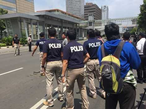 Cảnh sát địa phương tại hiện trường Cảnh sát địa phương tại hiện trường