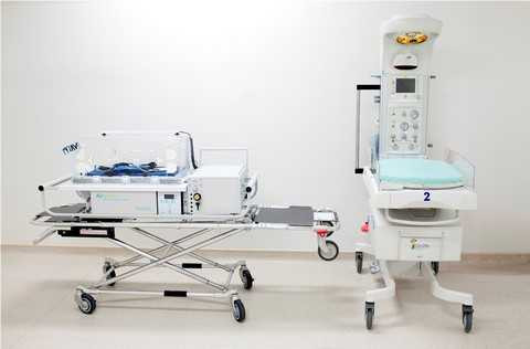 Máy vận chuyển trẻ sơ sinh của Airborne và máy sưởi của Giraffe Máy vận chuyển trẻ sơ sinh của Airborne và máy sưởi của Giraffe