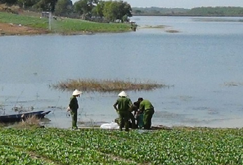 Cơ quan điều tra khám nghiệm hiện trường vụ án 