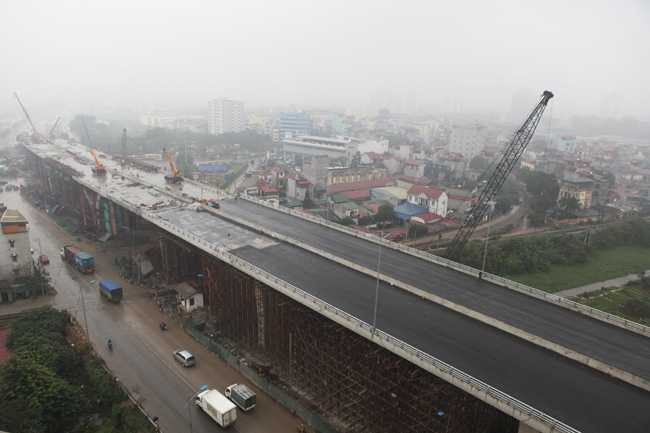 Cầu vượt bắc qua nút giao trung tâm quận Long Biên (nút giao cắt giữa quốc lộ 5 và đường Nguyễn Văn Cừ) có chiều dài khoảng 800m với 6 làn xe cơ giới, đi từ đường 5 sang đường Nguyễn Văn Linh, qua cầu Đông Trù ra sân bay quốc tế Nội Bài.