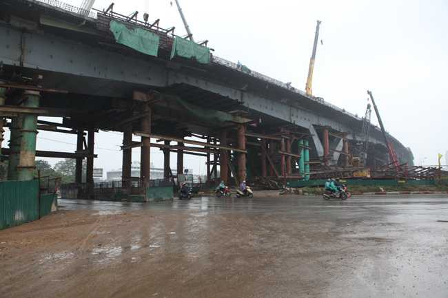 Nút giao này nằm ở cửa ngõ đông bắc của TP Hà Nội. Cầu vượt hoàn thành sẽ góp phần giảm ùn tắc giao thông tại nút giao quận Long Biên