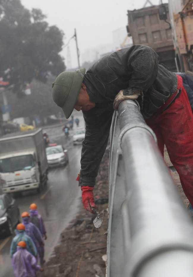 Những hạng mục công trình như đường ống, lan can cầu..