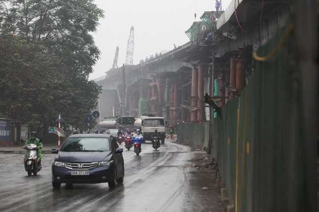 Sau khi hoàn thành, cầu vượt sẽ dành cho phương tiện lưu thông từ đường 5 qua đường Nguyễn Văn Linh sang cầu Đông Trù đi sân bay Nội Bài.