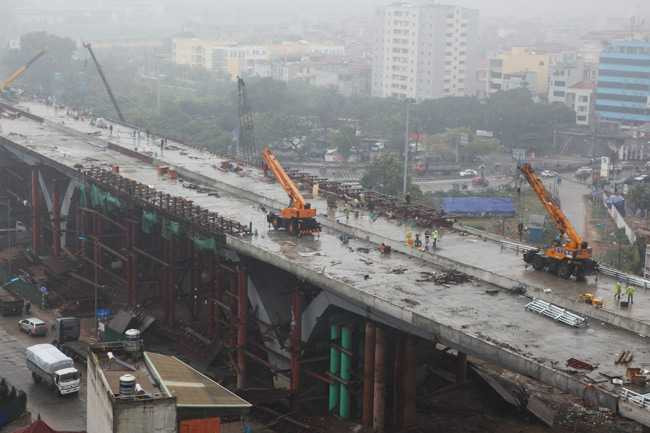 Trong những ngày này, bất chấp nắng hay mưa, các công nhân làm việc liên tục 3 ca để kịp tiến độ, dự kiến thông xe ngày 18.1 để chào mừng Đại hội Đảng lần thứ XII.