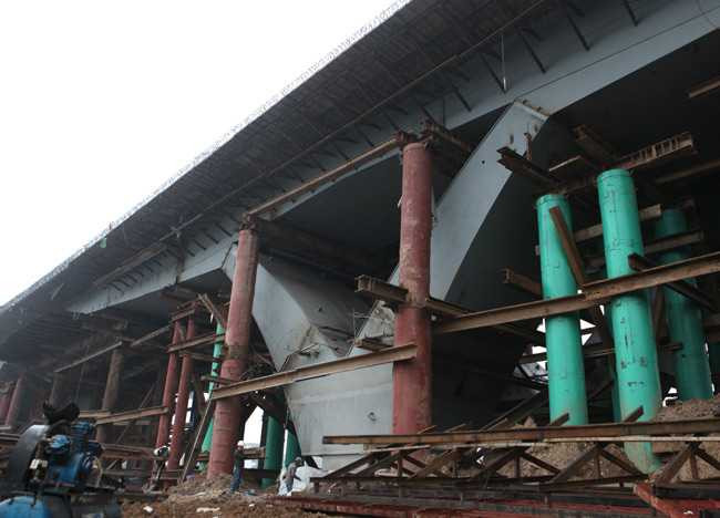 Cận cảnh cây cầu vượt thép lớn nhất thủ đô sắp thông xe