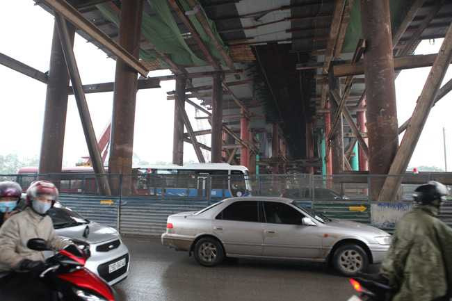 Trụ và dầm cầu là những thanh thép khủng, đáp ứng được 6 làn xe lưu thông.