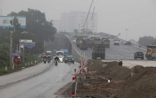 Phần đường dẫn nối với đường 5 đang được trải nhựa.