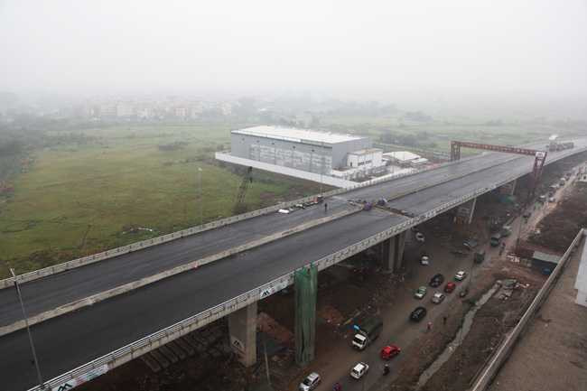 Còn phần đường dẫn nối với cầu Đông Trù đã được trải nhựa xong.