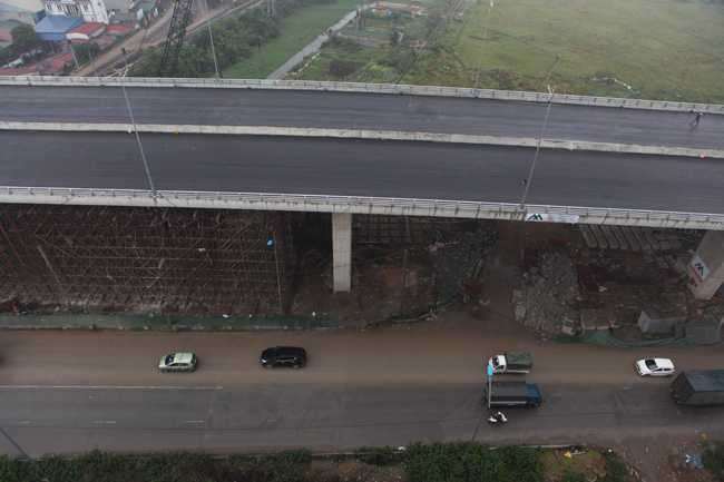 Cầu có 6 làn xe cơ giới.