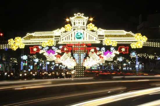 Cổng chào mô phỏng hình ảnh chợ cổ mang nét đặc trưng riêng, vừa gần gũi vừa hấp dẫn du khách