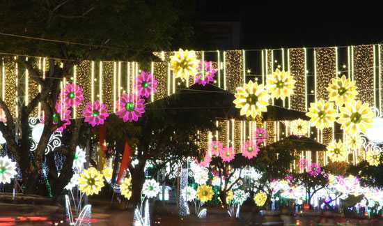 Đường đèn làm trung tâm thành phố trở nên sáng rực trong đêm