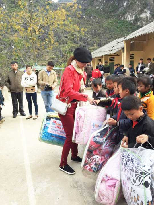 Mặc dù công việc <a href='https://vtcnews.vn/kinh-te.1.0.html' >kinh doanh</a> ở những ngày đầu năm 2016 bận rộn, tuy nhiên Dương Yến Ngọc cũng nhận lời làm đại sứ cho “Quỹ chăn ấm ngày đông” lần 2, để ủng hộ trẻ em vùng Tây Bắc (Hà Giang, Lào Cai) vượt qua mùa đông băng giá.