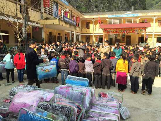 “Chăn ấm ngày đông” là chương trình thiện nguyện nhằm truyền hơi ấm đến các gia đình và trẻ em đang chịu đựng những cơn rét trong mùa đông. 