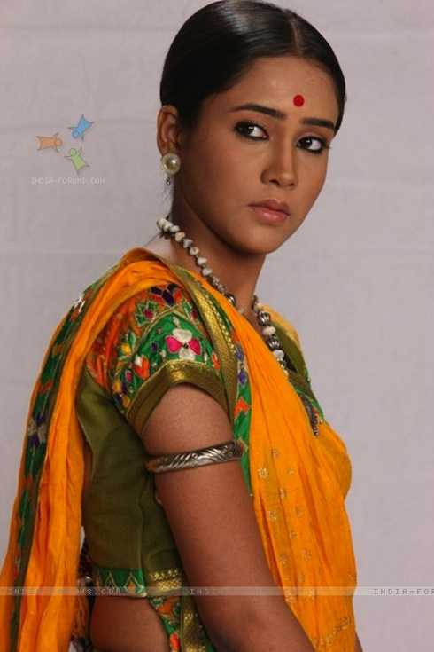 Aasiya Kazi trong vai Ganga, bồ nhí của chồng cũ 'Cô dâu 8 tuổi'.