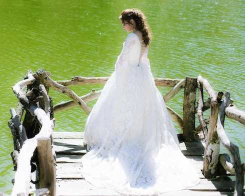 Mỹ Tâm diện đầm cưới cắt xẻ sexy trong MV mới.