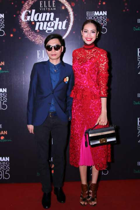 Sở hữu một gu thời trang riêng mang đậm màu sắc cá nhân, cô lựa chọn chiếc đầm đỏ nổi bật với phần chân váy cắt xẻ tinh tế trong BST Thu đông 2015 của nhãn hiệu Salvatore Ferragamo.