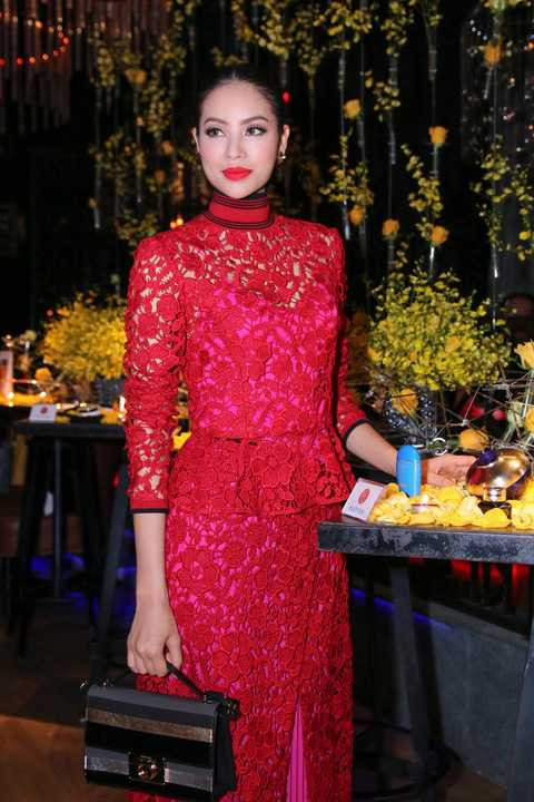 Sau khi trao giải thưởng cho hạng mục nhãn hiệu nước hoa tốt nhất, kem nền tốt nhất và kem chống nắng tốt nhất, Hoa hậu hoàn vũ Việt Nam chia sẻ thêm: "Bất kỳ cô gái nào cũng muốn mình tươi tắn và xinh đẹp! Hãy dành thêm thời gian để chăm chút cho bản thân và bạn sẽ luôn cảm thấy yêu đời và vui vẻ!"