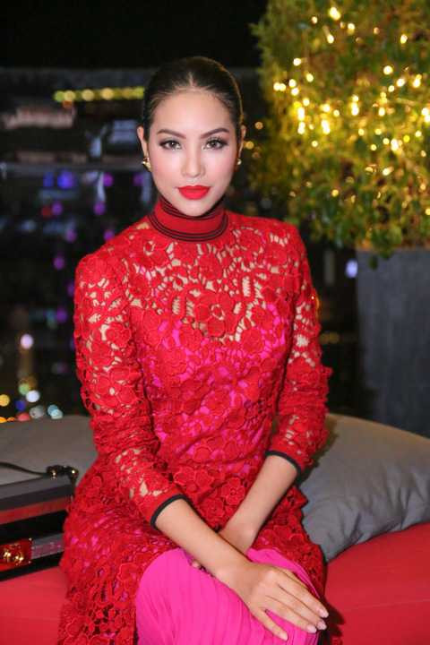 Được biết, bộ đầm ren đỏ Salvatore Ferragamo trị giá khoảng 5000USD.