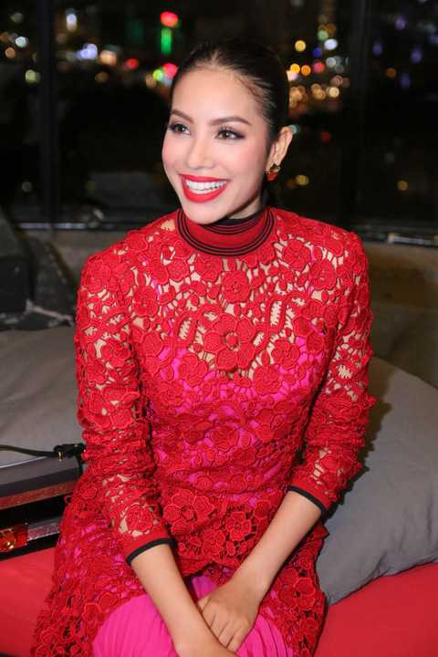 Chiếc thắt lưng thuộc bộ sưu tập runway collection và phải order riêng. Túi xách tay có giá 2500USD. Đôi giày mang đậm phong cách cá nhân trị giá 2500USD.