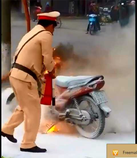 CSGT phải dùng bình cứu hỏa mini dập lửa - Ảnh cắt từ clip CSGT phải dùng bình cứu hỏa mini dập lửa - Ảnh cắt từ clip