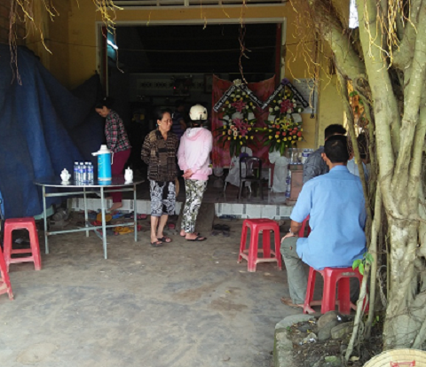 Gia đình làm đám tang cho nạn nhân xấu số Gia đình làm đám tang cho nạn nhân xấu số