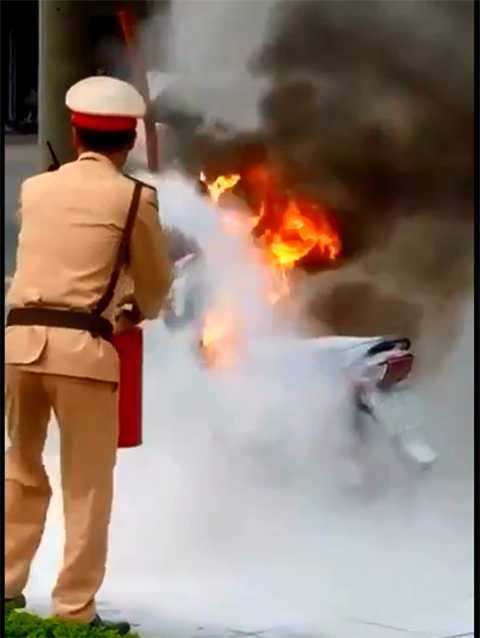 CSGT phải dùng 3 bình cứu hỏa mini dập lửa