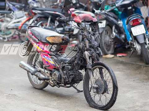 Chiếc xe bị cháy trơ khung 