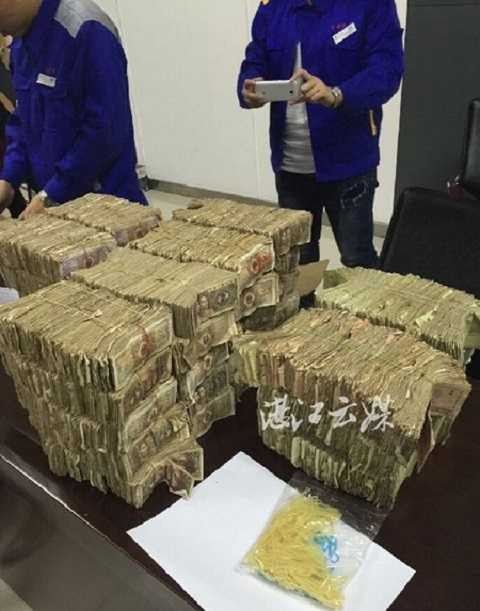 Tiền được xếp gọn gàng và buộc lại bằng dây thừng