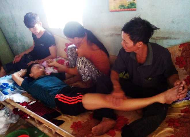 Người thân túc trực bên cạnh Tâm. Ảnh: M. Hoàng.