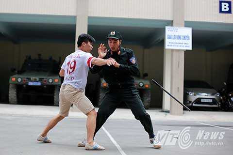 Luyện tập tình huống trấn áp đối tượng có gậy, dao, các vũ khí có tính sát thương cao