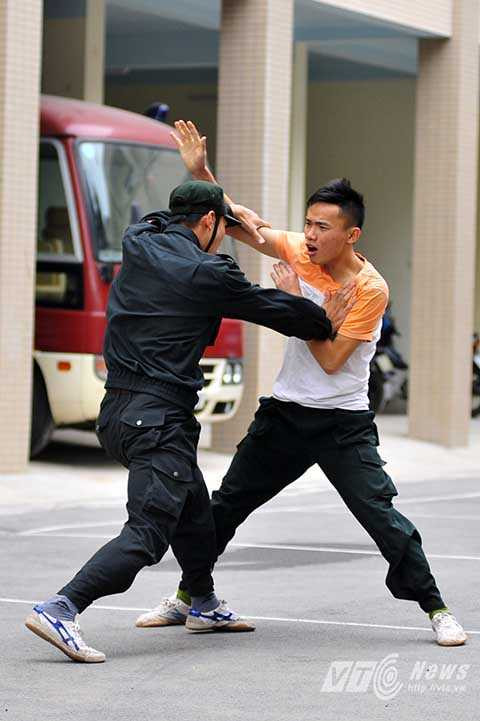 Những chiến sỹ tinh nhuệ thường xuyên luyện tập các tình huống đối kháng trên sàn bê tông chứ không phải thảm mềm bởi như vậy mới sát với thực tế cuộc sống