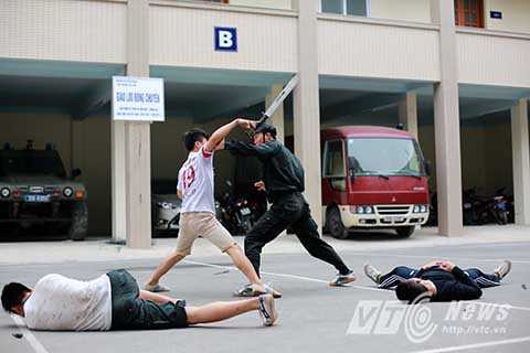 Tình huống một mình trấn áp 3 đối tượng