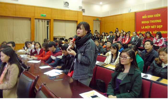 Sinh viên hào hứng đặt câu hỏi cho các diễn giả