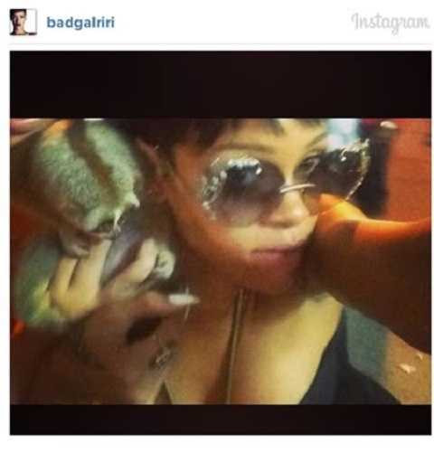 Rihanna tự sướng cùng culi