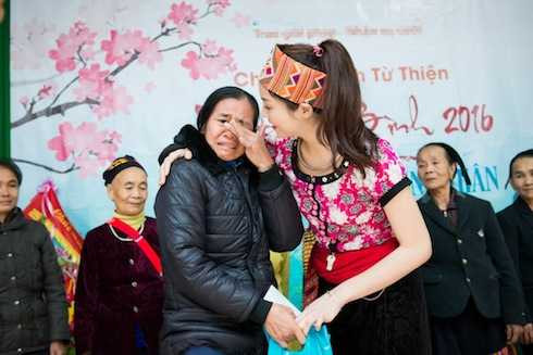 Hoa hậu Kỳ Duyên mặc trang phục dân tộc Thái nhảy sạp