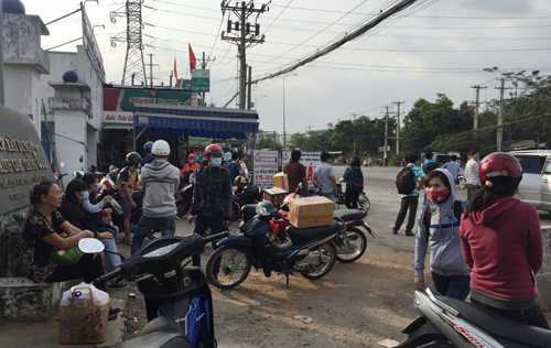 Còn gần cả tháng nữa mới đến Tết nhưng những ngày qua dọc các quốc lộ, xa lộ ở cửa ngõ TP HCM đã có rất đông người dân ra đón xe về quê. 