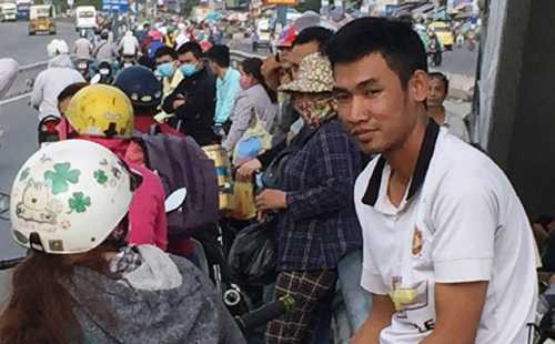 Những người phải về quê nghỉ Tết sớm đa số đều có tâm trạng buồn vì công việc mưu sinh ở Sài Gòn không thuận lợi.