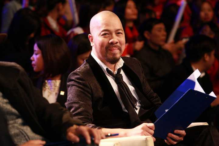 Như thường lệ sau một tiết mục, Hội đồng bình luận sẽ đưa ra một số những lời nhận xét góp ý cho các ca sĩ. Đặc biệt ở tiết mục của quán quân Việt Nam idol Trọng Hiếu đã diễn ra phần tranh luận sôi nổi và vui vẻ