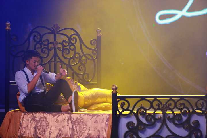 Trong khi nhạc sĩ Nguyễn Đức Cường nhận xét chưa thực sự thích với cảnh chiếc giường trong tiết mục thì NSƯT vui vẻ cướp mic của nhạc sĩ Nguyễn Đức Cường và có ý kiến ngược lại khi cho rằng bối cảnh chiếc giường trong tiết mục là rất gợi cảm và đóng góp vào sự thăng hoa của Trọng Hiếu. 