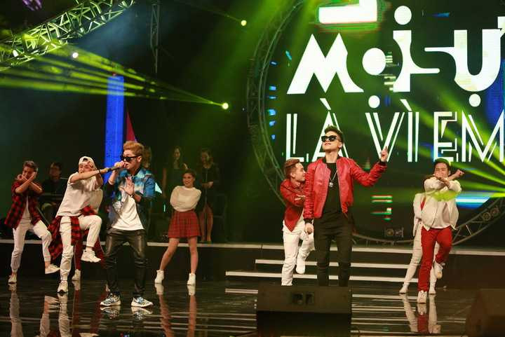 Anh cũng không tiếc lời khen ngợi nhóm của Hà Lê - Bảo Kun - Hoàng Tôn cũng như phần dàn dựng sân khấu đặc biệt thú vị của Đạo diễn sân khấu Việt Tú (Việt Tú đã cho các vũ công nhảy xuống bể bơi cạnh sân khấu mặc dù nhiệt độ ngoài trời khá rét). 