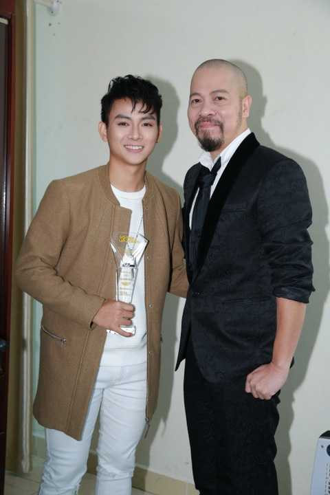 NSƯT Đức Hùng cũng đích thân vào hậu trường để chúc mừng tân quán quân của Bài hát yêu thích Hoài Lâm và đánh giá cao những sáng tác của Hoài Lâm nói chung và ca khúc 'Có khi' nói riêng bởi nó đã nhận được sự cổ vũ có thể nói là sôi nổi nhất của đêm liveshow. 