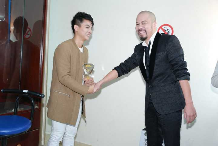 Được biết NSƯT Đức Hùng là NTK tên tuổi và liên tục có những BST thời trang cống hiến cho các chương trình giải trí của VTV trong những năm gần đây. Anh cũng là người bạn thân thiết của các khách mời của đêm diễn tối qua như Nhà báo Ngô Bá Lục, Siêu mẫu Thúy Hằng, ...