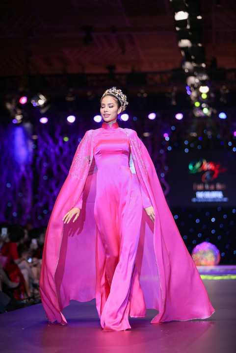 Hoa hậu Phạm Hương là gương mặt nổi bật nhất trong show diễn Đa sắc của NTK Đinh Văn Thơ. 