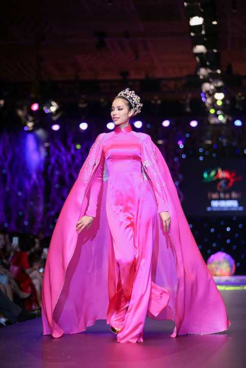 Xuất hiện trong hai phần trình diễn, Phạm Hương vẫn giữ được lối trình diễn chuyên nghiệp, sắc sảo và thu hút.