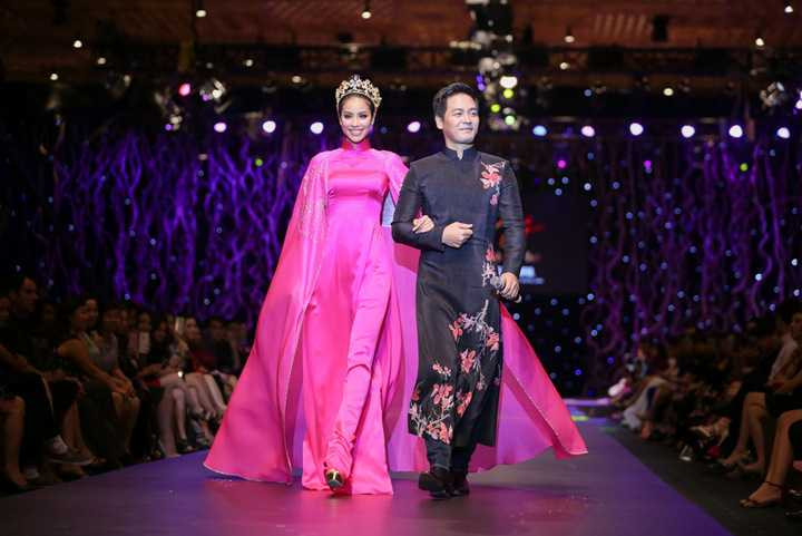 Bộ áo dài “Uyên ương” cô mặc đã mang về 280 triệu đồng cho chương trình.