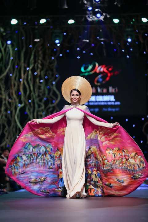 Nổi bật nhất chương trình “Đa sắc” tối qua là á hậu Trương Thị May. Với thần thái của một siêu mẫu hàng đầu, Trương Thị May lần lượt thể hiện những bộ trang phục đẹp mắt nhất của Nhà thiết kế Đinh Văn Thơ.