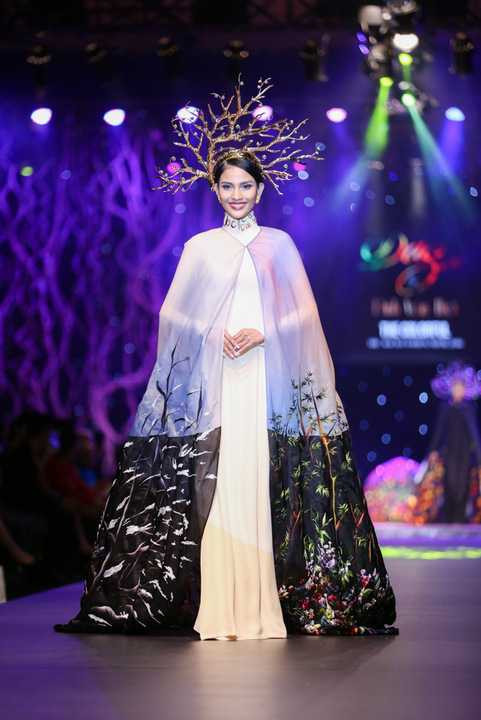 Đặc biệt, trong chiếc áo dài mang tên “Khúc giao mùa” Trương Thị May đã trình diễn thành công, khoe được vẻ đẹp uy nghi và sang trọng. Bộ áo dài đã mang về 350 triệu đồng trong màn đấu giá đầy kịch tính để đóng góp vào quỹ từ thiện của chương trình.