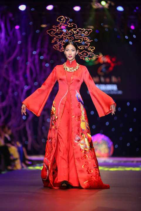 Siêu mẫu Lan Khuê và Hoàng Thùy cũng là hai gương mặt nổi trội trong đêm qua. Hai bộ áo dài còn lại của Lan Khuê và Hoàng Thùy trình diễn lần lượt mang về 405 triệu và 350 triệu cho chương trình. Nâng tổng trị giá 4 chiếc áo dài đấu giá đêm qua lên tới con số gần 2 tỉ đồng.